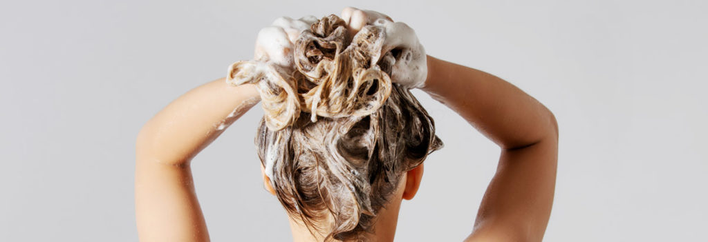 Natuurlijke zilvershampoo ontgeelt het haar